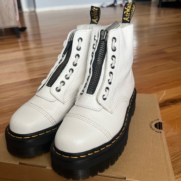 White Doc Sinclair - Picture 1 of 6